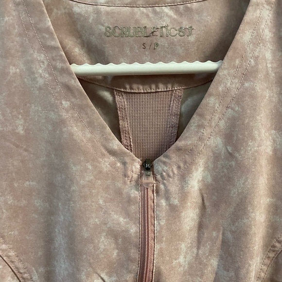 Pink scrub top - Picture 2 of 4